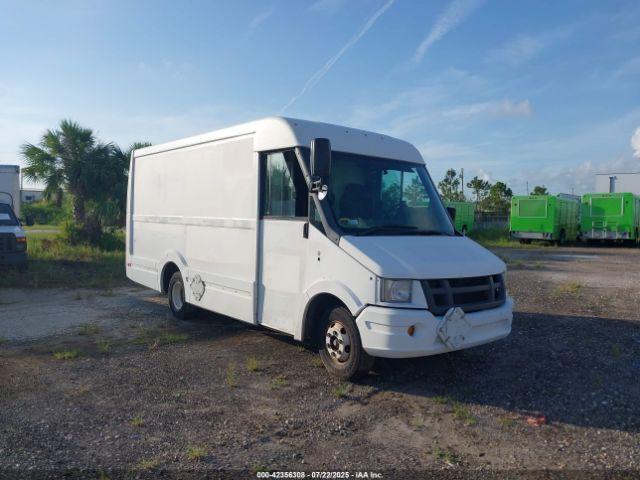  Salvage Isuzu Commercial Van