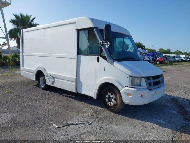  Salvage Isuzu Commercial Van