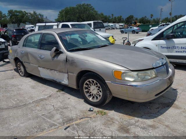  Salvage Lincoln Towncar