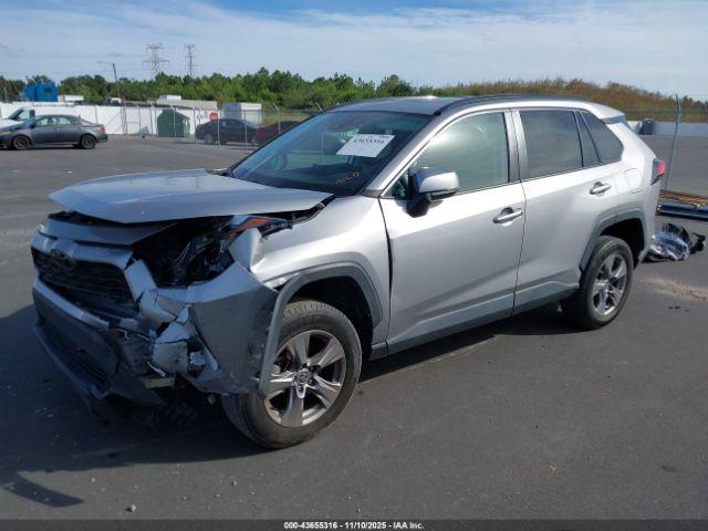 Toyota RAV4 Xle Image 2