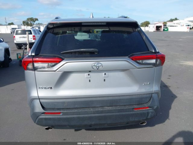 Toyota RAV4 Xle Image 4