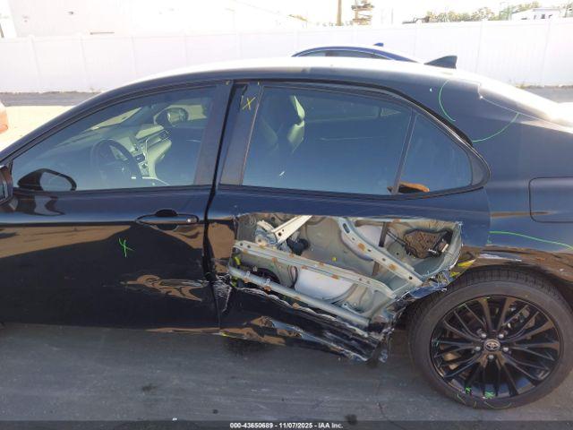 Toyota Camry Nightshade Edition Hybrid Image 6