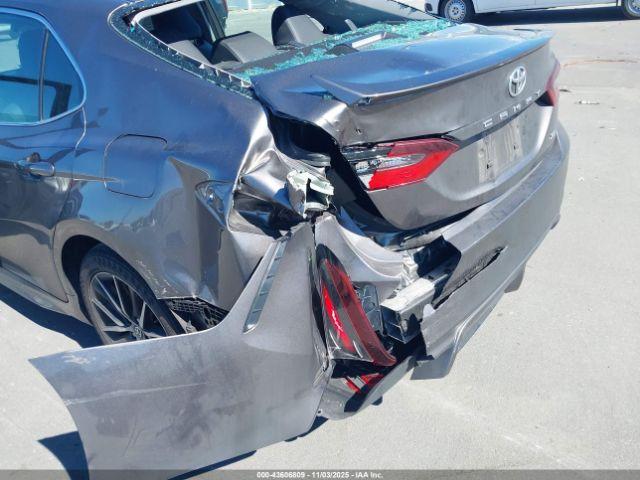 Toyota Camry Se Image 10