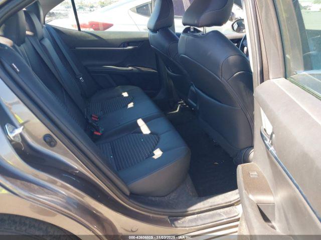 Toyota Camry Se Image 8