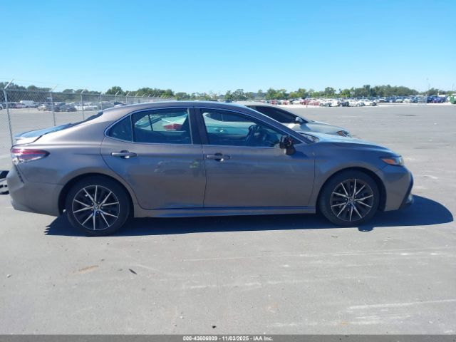 Toyota Camry Se Image 3