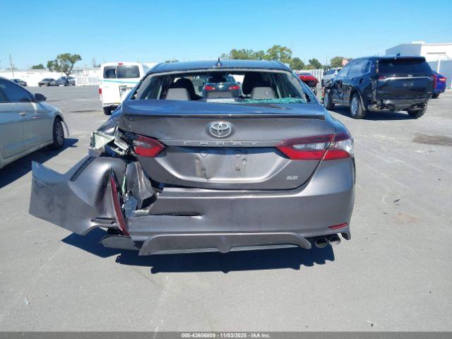 Toyota Camry Se Image 16