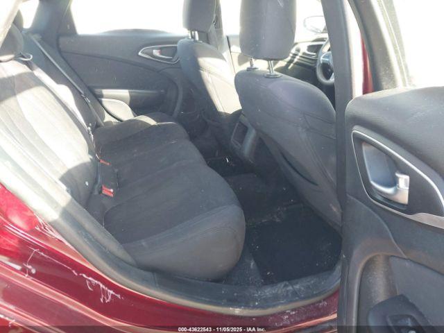 Chrysler 200 Limited Image 9