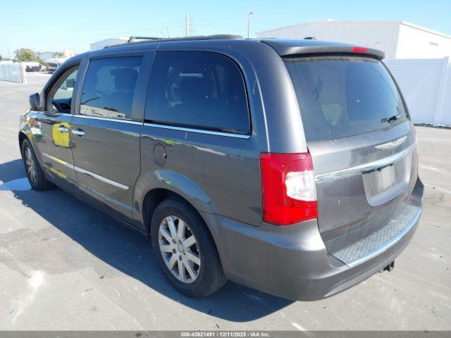 Chrysler Town & Country Touring Image 5