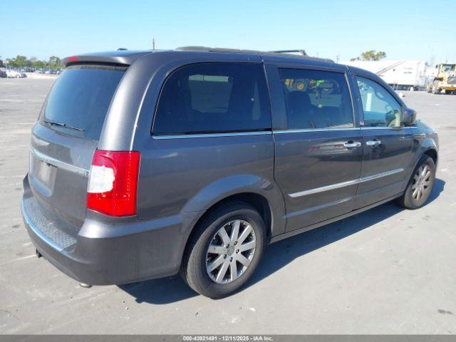 Chrysler Town & Country Touring Image 6