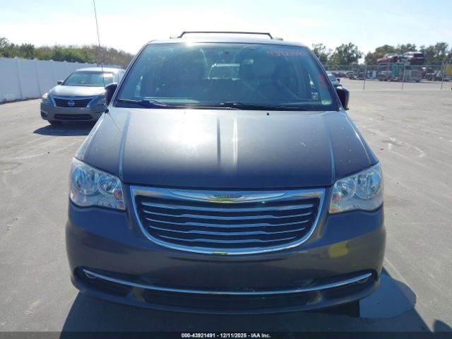 Chrysler Town & Country Touring Image 14
