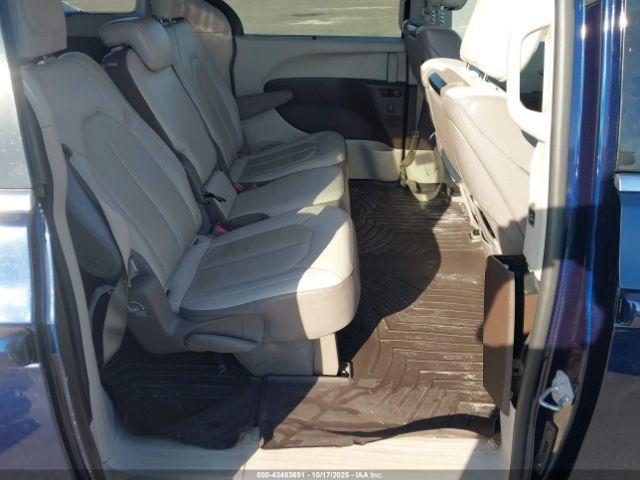 Chrysler Pacifica Touring-l Plus Image 5