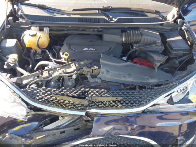 Chrysler Pacifica Touring-l Plus Image 13