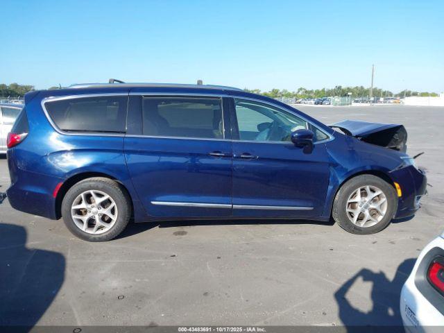 Chrysler Pacifica Touring-l Plus Image 9