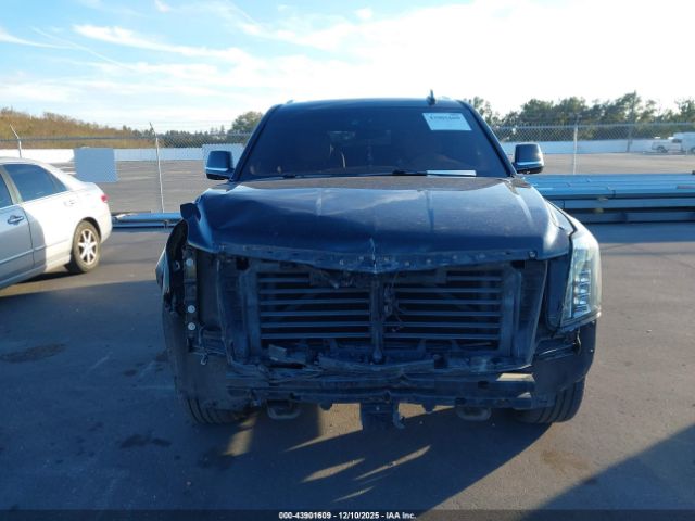 Cadillac Escalade Platinum Image 3