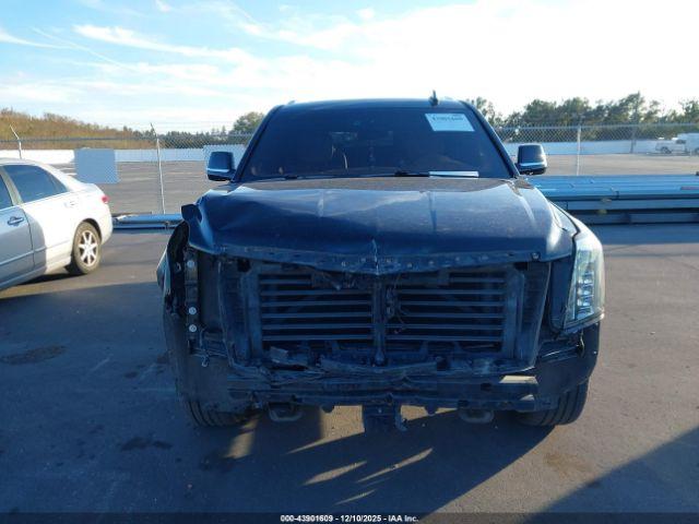 Cadillac Escalade Platinum Image 3