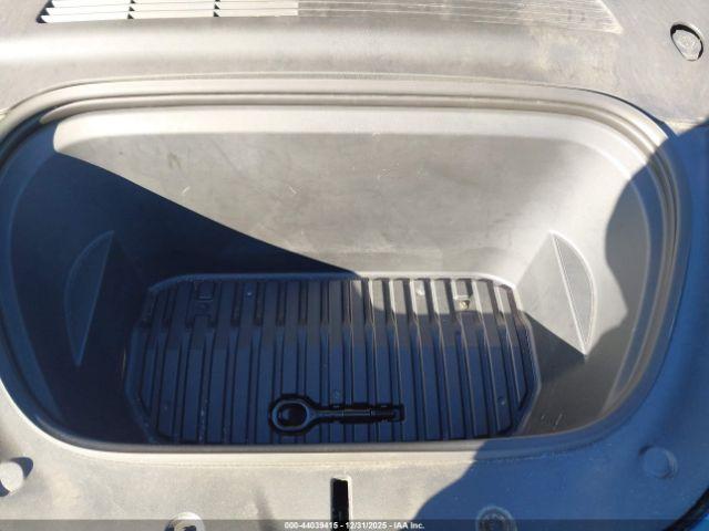 Tesla Model Y Long Range Dual Motor All-wheel Drive Image 9