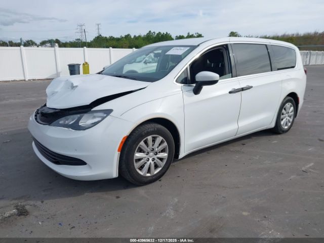 Chrysler Pacifica L Image 2