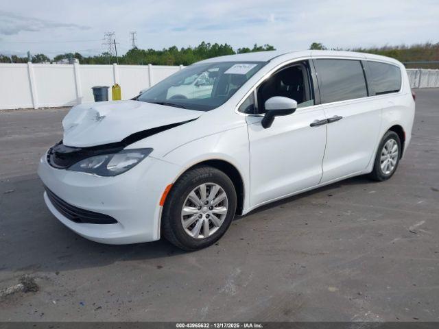 Chrysler Pacifica L Image 2