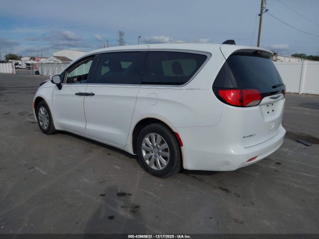 Chrysler Pacifica L Image 3