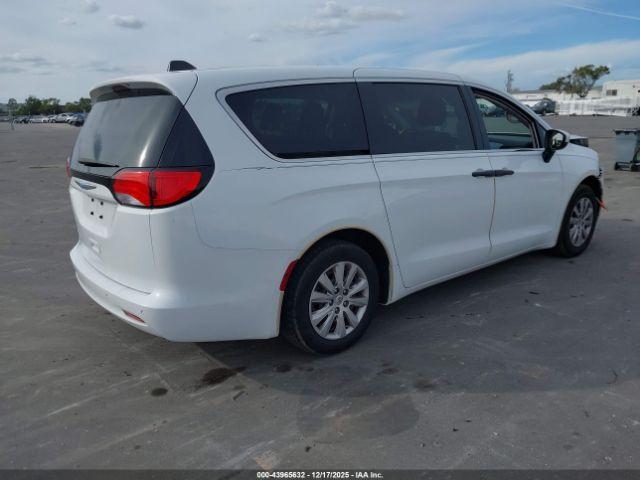 Chrysler Pacifica L Image 14