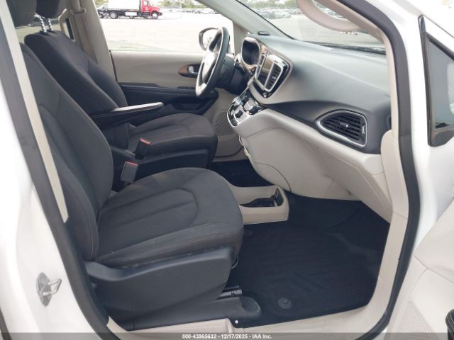 Chrysler Pacifica L Image 4