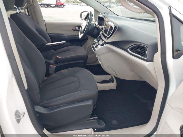 Chrysler Pacifica L Image 4