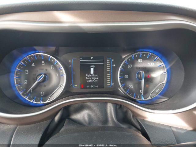 Chrysler Pacifica L Image 10