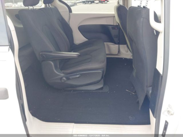 Chrysler Pacifica L Image 6