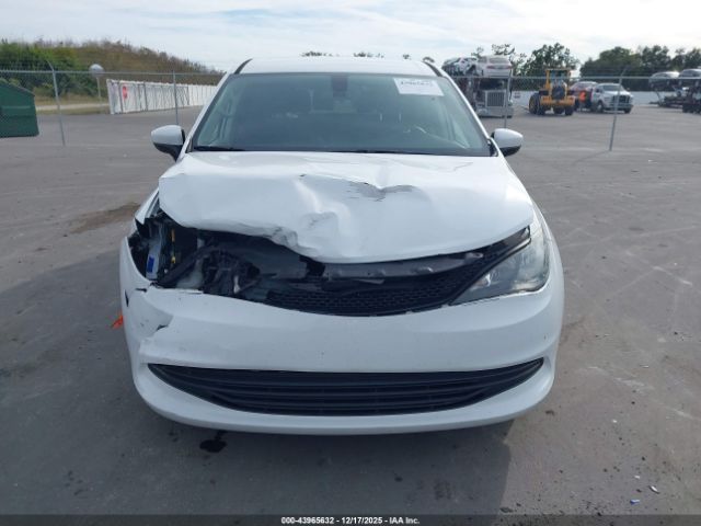 Chrysler Pacifica L Image 12