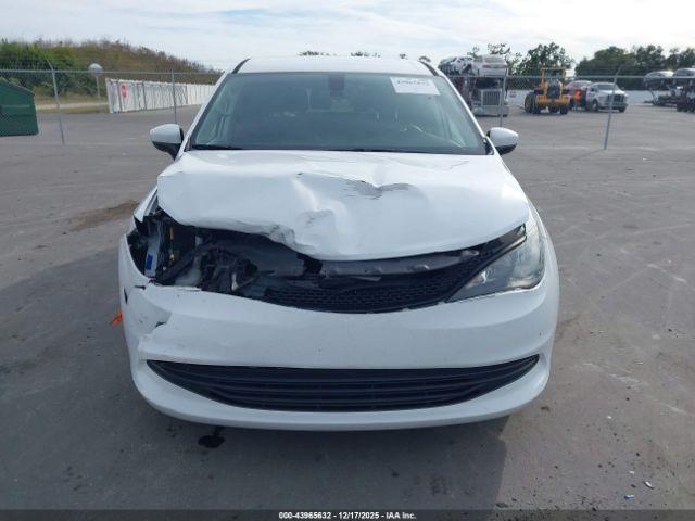 Chrysler Pacifica L Image 12