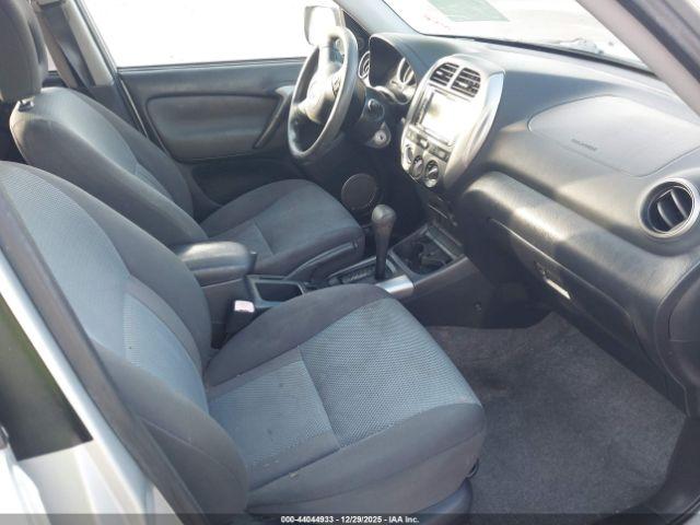 Toyota RAV4 Image 16