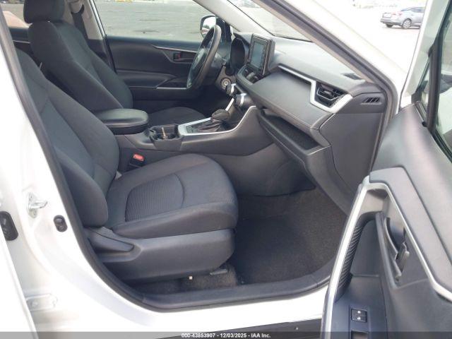 Toyota RAV4 Le Image 14