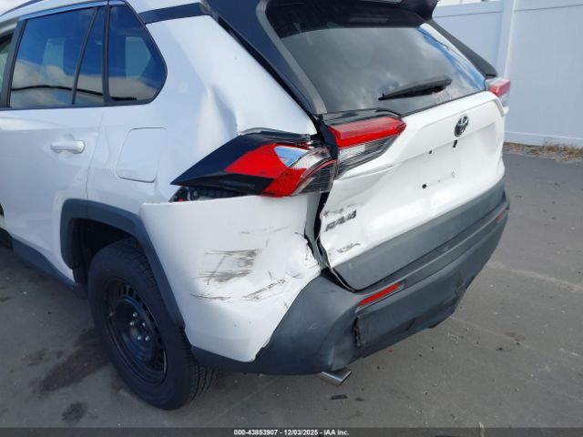 Toyota RAV4 Le Image 10