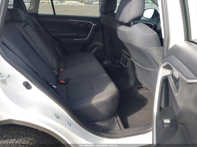 Toyota RAV4 Le Image 13