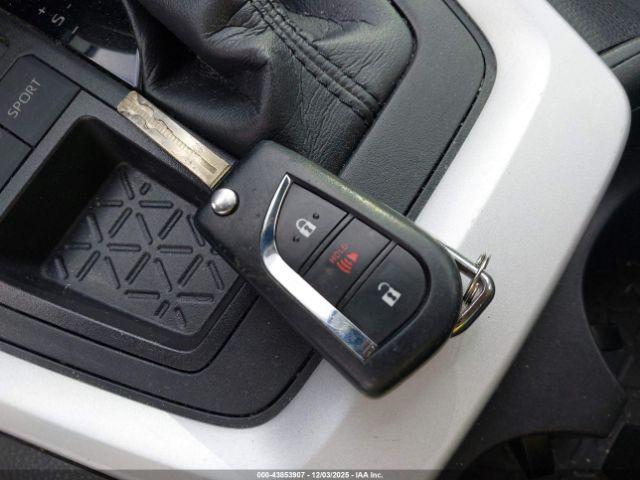 Toyota RAV4 Le Image 5