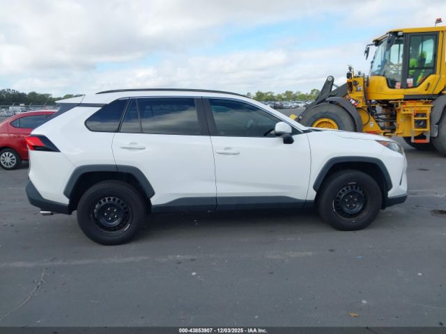 Toyota RAV4 Le Image 6