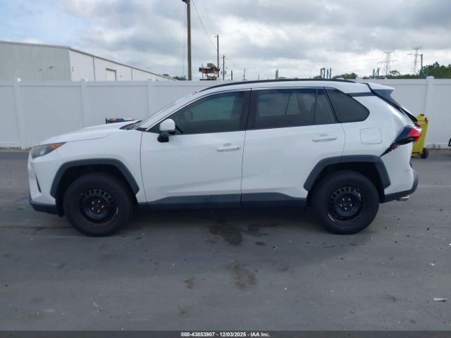 Toyota RAV4 Le Image 8