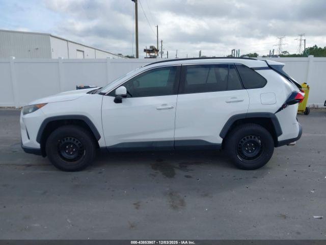 Toyota RAV4 Le Image 8