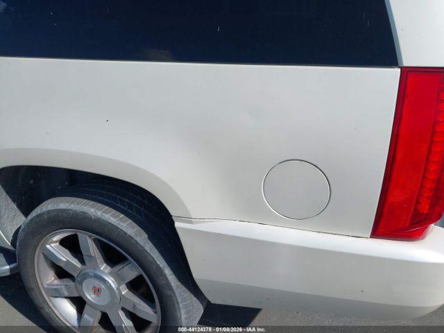 Cadillac Escalade Standard Image 12